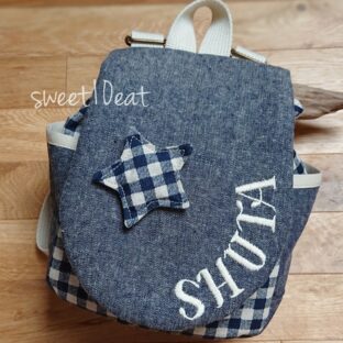 お名前刺繍入り星のブローチベビーリュック(ネイビー×青チェック)