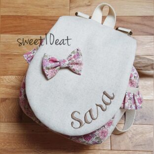 お名前刺繍入りフリル付きリボンブローチベビーリュック（花柄　ナチュラルピンク）